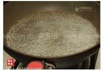 芥蓝牛肉,煮开水,加入盐与食用油(1汤匙)。