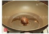 芥蓝牛肉,如图8、用中小火将沙茶酱炒散,炒出香味。