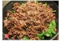 芥蓝牛肉,将牛肉盛起放在芥蓝上。