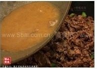 芥蓝牛肉,如图原锅下2汤匙左右的清水煮开,将酱汁淋在牛肉上。