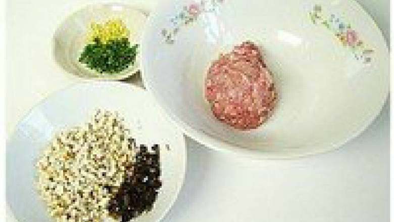 水晶白菜蒸饺,豆腐干、水发黑木耳切小丁,葱、姜切末