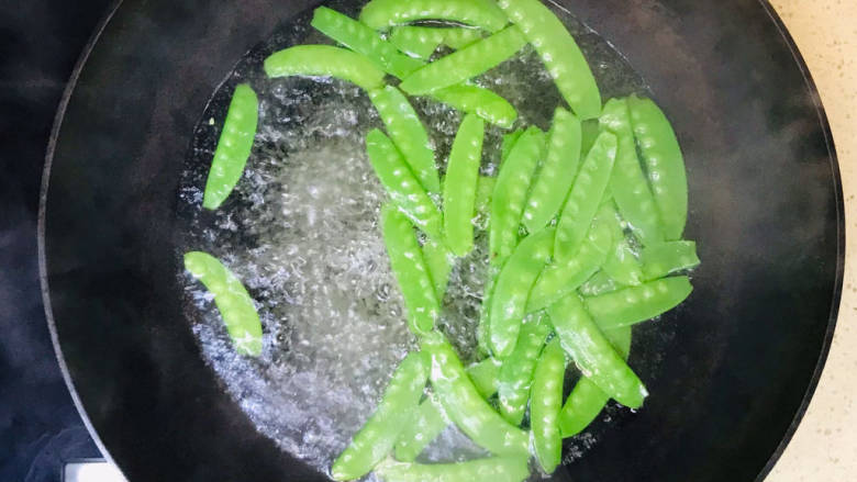 荷兰豆藕片,加入锅里,烧开水,焯水