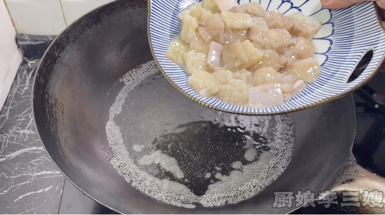 尖椒玉米炒鱿鱼教程,下锅焯水