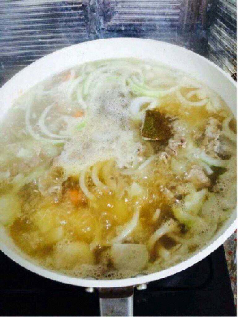自制简单版【咖喱饭】,把咖喱放进去在加适量水。