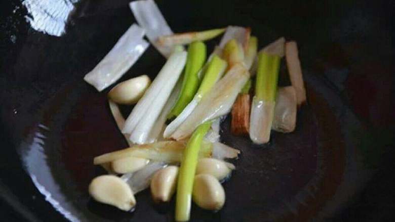葱烧木耳, 待大葱炒出香味,放入大蒜翻炒。