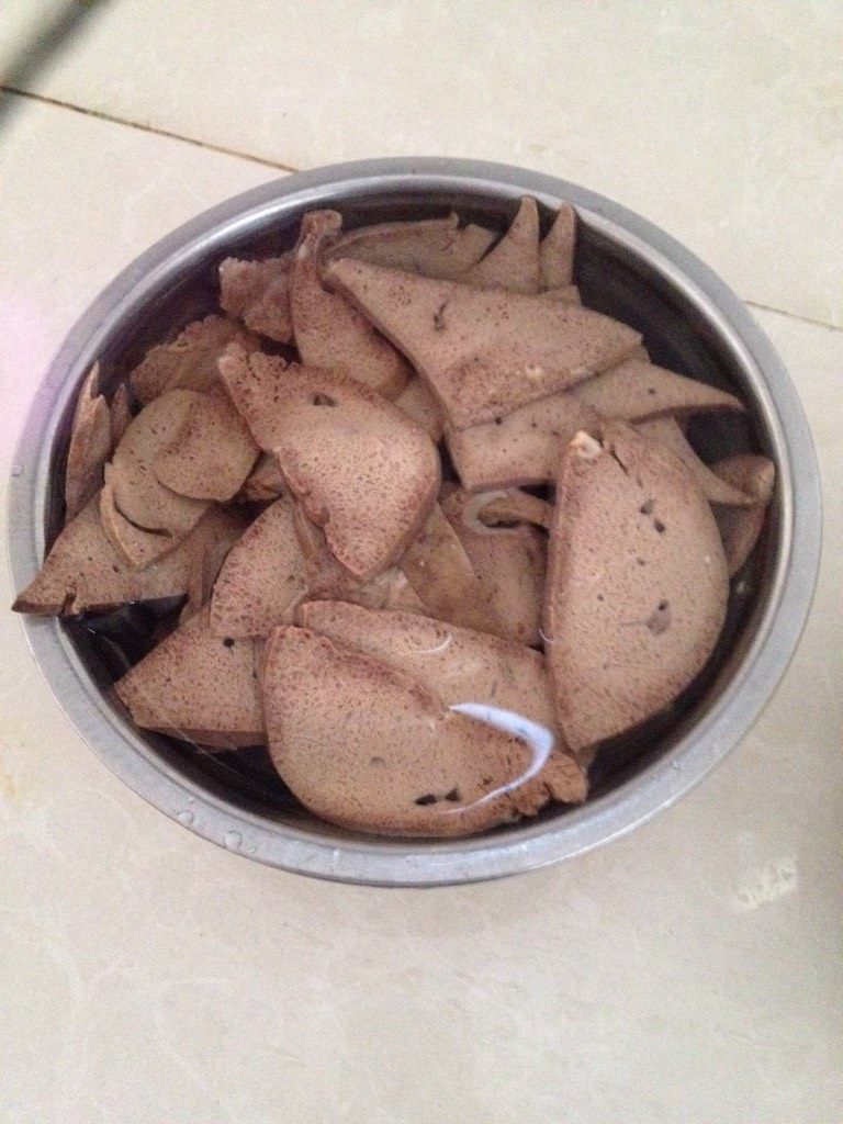 菜白烧猪肝,如图<a style='color:red;display:inline-block;' href='/shicai/ 419'>猪肝</a>切成同菜白大小块状、流水冲去血水。控水备用。 