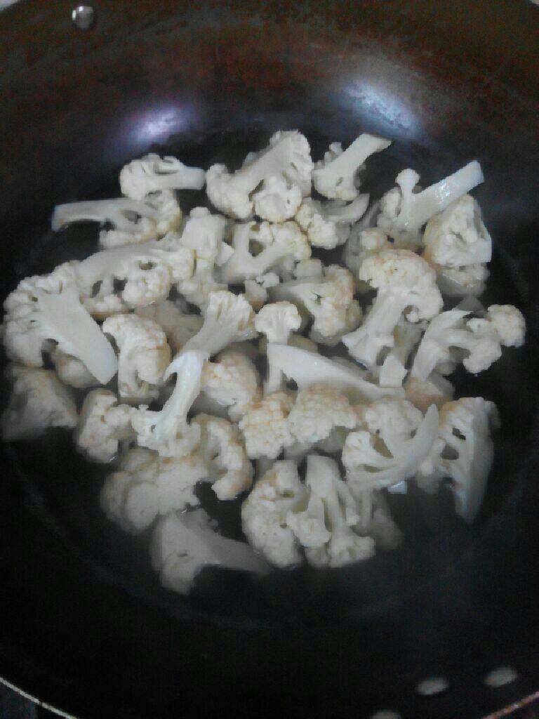 腊肉炒花菜,把<a style='color:red;display:inline-block;' href='/shicai/ 2629'>花菜</a>清洗干净，<a style='color:red;display:inline-block;' href='/shicai/ 436'>腊肉</a>切片备用，锅里倒入水烧开，再倒入<a style='color:red;display:inline-block;' href='/shicai/ 2629'>花菜</a>捞一下乘出来 备用