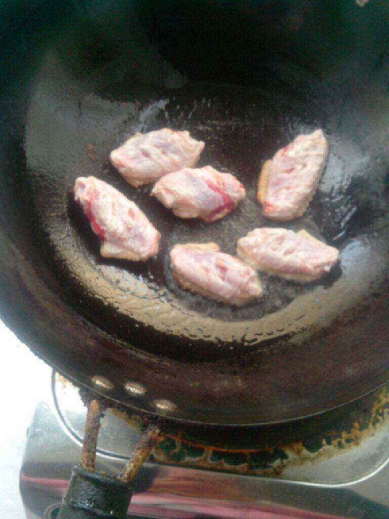 孜然煎鸡翅,腌制好的鸡翅用生粉拌匀，起锅热油小火下鸡翅煎