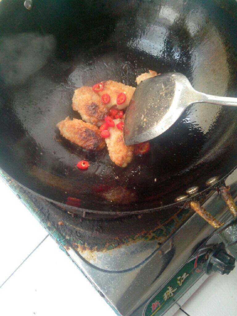 孜然煎鸡翅,下辣椒翻炒
