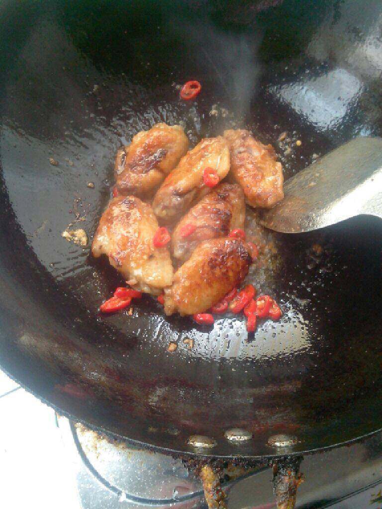 孜然煎鸡翅,煮至水收干