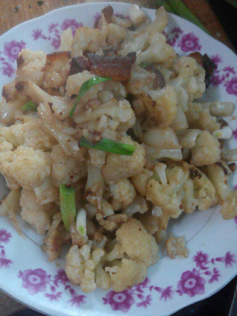 腊肉炒花菜,锅里放油烧六成热，倒入腊肉  把肉炸的有点黄 就放入花菜翻炒均匀，加入少量的盐，<a style='color:red;display:inline-block;' href='/shicai/ 717'>味精</a> <a style='color:red;display:inline-block;' href='/shicai/ 2794'>大蒜</a>叶子即可出锅 啦 一道香喷喷的下饭菜就好啦，