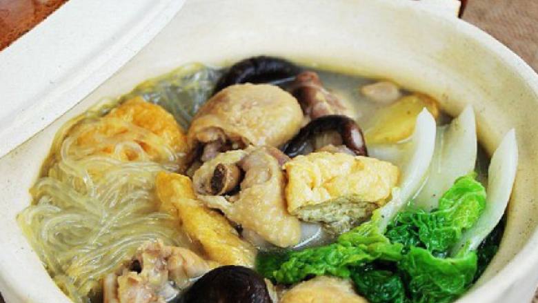 油豆腐香菇鸡腿煲