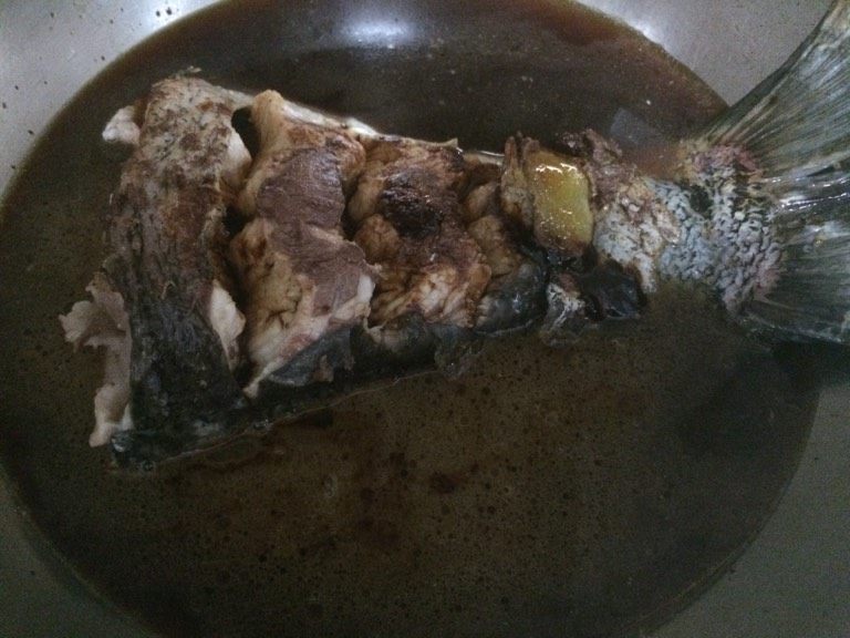 红烧划水,如图煮一会儿后翻身，加水（最好没过鱼身），大火煮开转小火焖煮30分钟左右。
