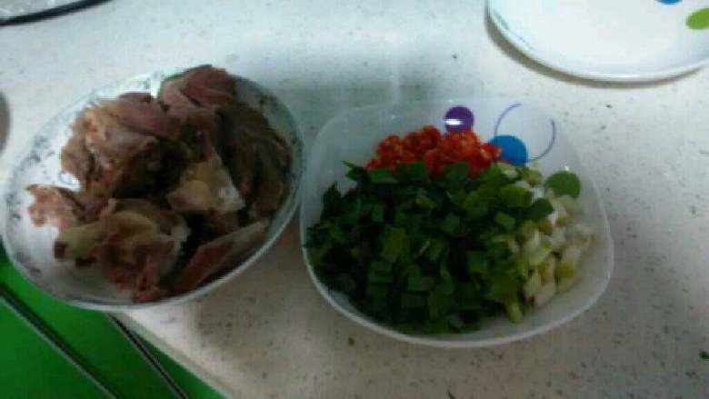 自制【红烧羊肉】,把羊肉切成块，<a style='color:red;display:inline-block;' href='/shicai/ 86663'>红辣椒</a><a style='color:red;display:inline-block;' href='/shicai/ 86474'>干辣椒</a>切圈，<a style='color:red;display:inline-block;' href='/shicai/ 3349'>蒜苗</a>切段，<a style='color:red;display:inline-block;' href='/shicai/ 37'>姜</a>，蒜拍碎。