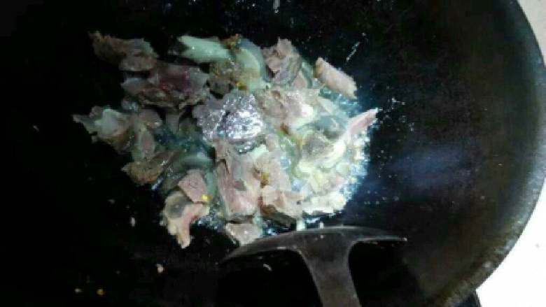 自制【红烧羊肉】,把羊肉放进去。