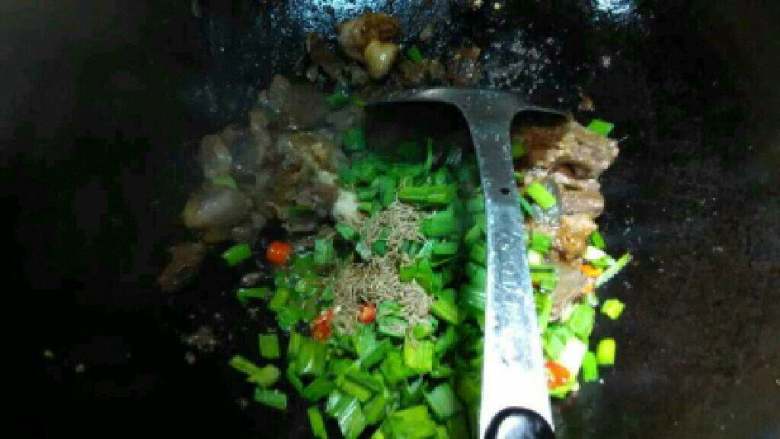 自制【红烧羊肉】,放适量<a style='color:red;display:inline-block;' href='/shicai/ 720'>胡椒粉</a>，<a style='color:red;display:inline-block;' href='/shicai/ 756'>鸡精</a>和盐调味翻炒均匀后出锅。