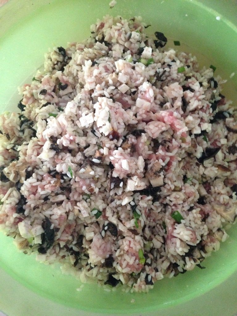 广西酿豆腐(酿豆腐泡),把糯米捞出滴干水,加入切好的香芋,木耳,香菇,葱花,肉末,加入调味(盐,五香粉,十三香,胡椒粉,油)拌匀