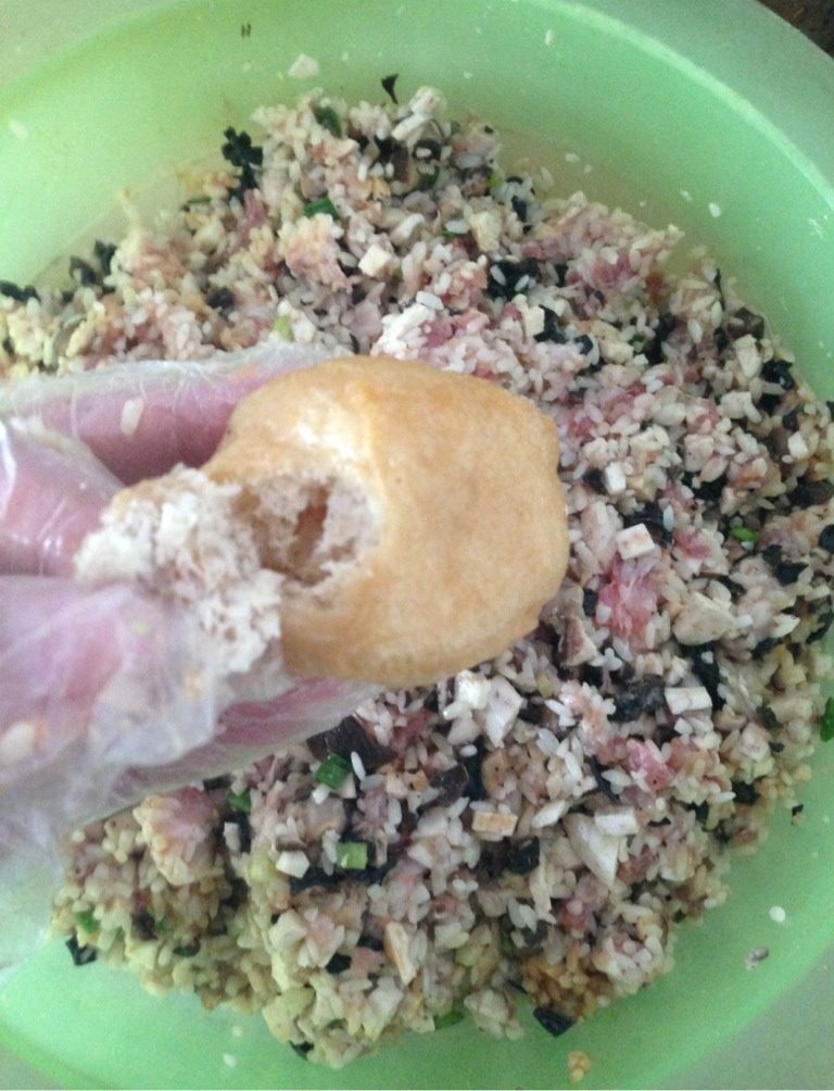 广西酿豆腐(酿豆腐泡),豆腐撕开一个小口