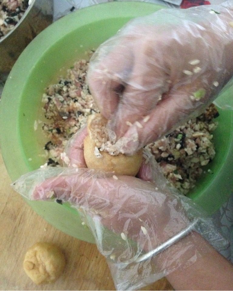 广西酿豆腐(酿豆腐泡),把调好的陷塞进豆腐里,要用力压着塞