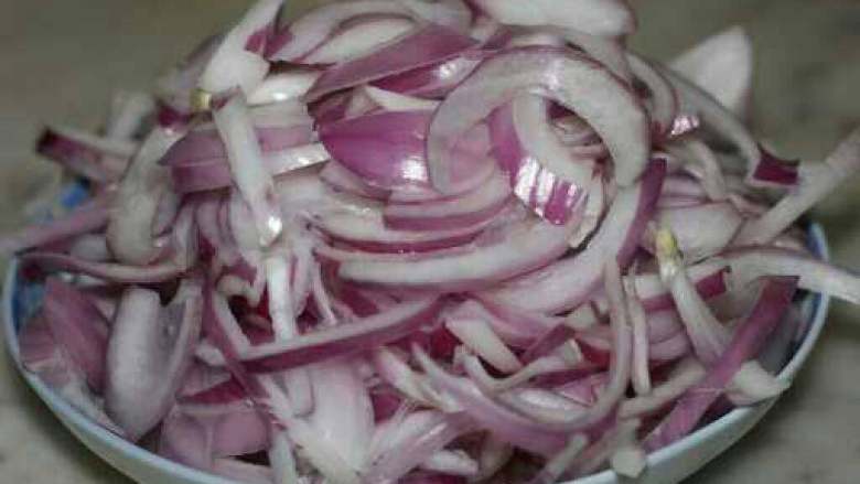 洋葱炒蛋,<a style='color:red;display:inline-block;' href='/shicai/ 29'>洋葱</a>切丝