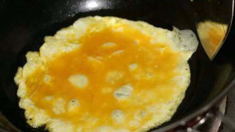 洋葱炒蛋,热锅炒熟鸡蛋捞起