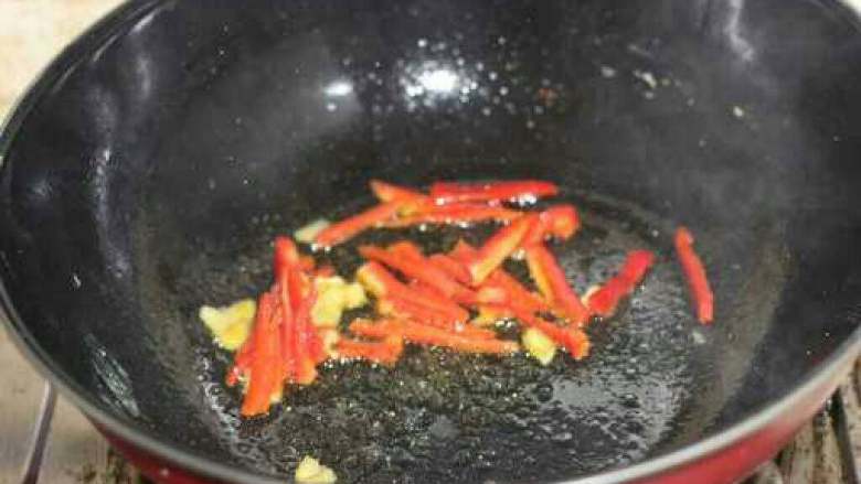 洋葱炒蛋,另起锅爆香<a style='color:red;display:inline-block;' href='/shicai/ 86663'>红辣椒</a>和蒜