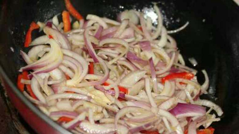 洋葱炒蛋,倒入洋葱翻炒