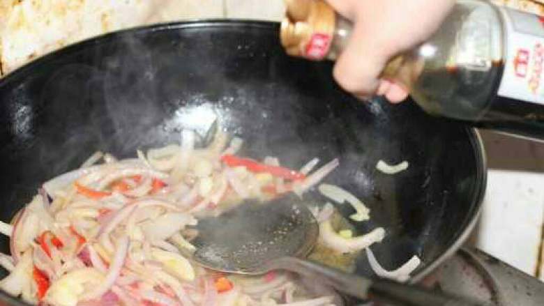 洋葱炒蛋,加点<a style='color:red;display:inline-block;' href='/shicai/ 692'>酱油</a>