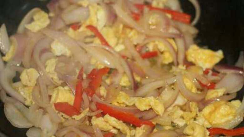 洋葱炒蛋,翻炒加点盐出锅