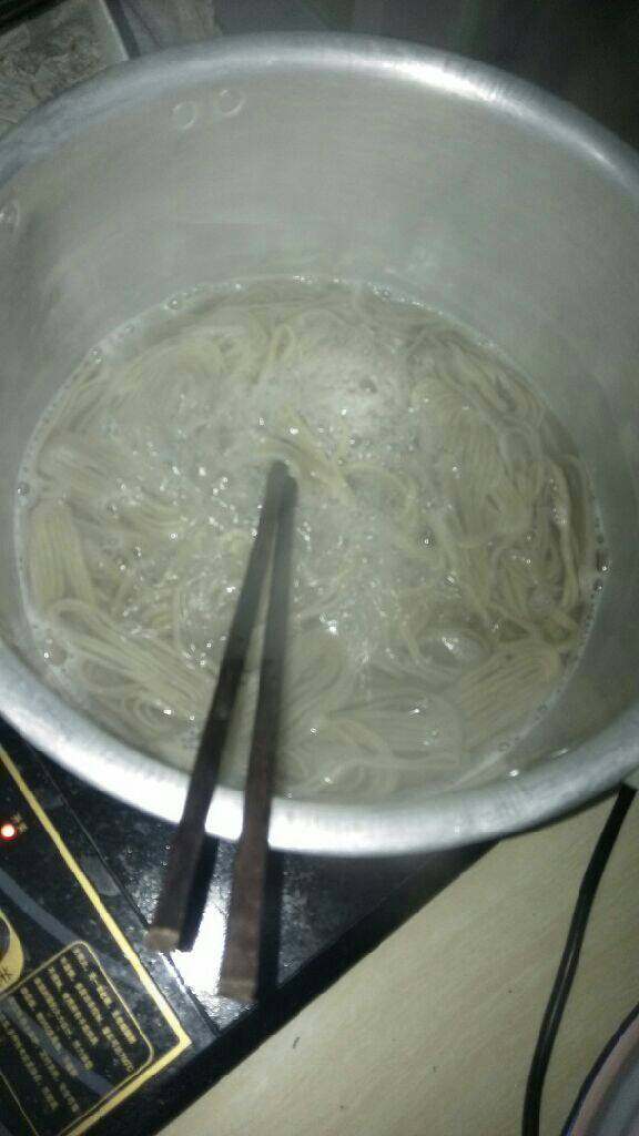 鲜椒鱼丝,把鱼丝入开水中煮软至开丝，捞起沥干入凉水中过凉再沥干备用