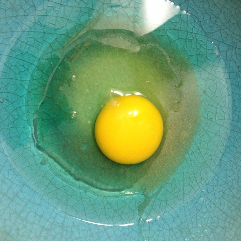 桃酥,如图容器里放入<a style='color:red;display:inline-block;' href='/shicai/ 865'>蜂蜜</a>，油，和<a style='color:red;display:inline-block;' href='/shicai/ 9'>鸡蛋</a>，拌匀