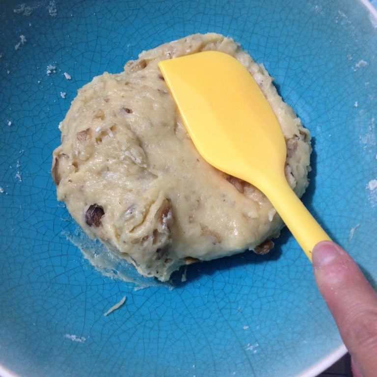 桃酥,如图慢慢和成较软的面团