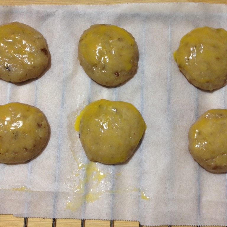 桃酥,如图刷上蛋液