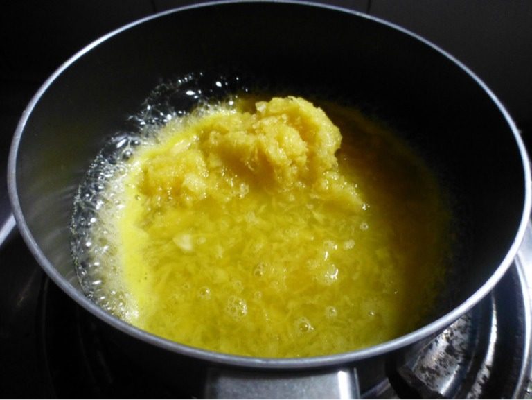 菠萝慕斯蛋糕（8寸）,先准备一个6寸大的戚风蛋糕备用，把<a style='color:red;display:inline-block;' href='/shicai/ 597'>菠萝</a>拆肉，用搅拌机打成<a style='color:red;display:inline-block;' href='/shicai/ 597'>菠萝</a>泥（类似做果酱那样状态），将<a style='color:red;display:inline-block;' href='/shicai/ 597'>菠萝</a>泥加热，同时加入糖调试甜度