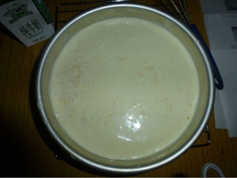 菠萝慕斯蛋糕（8寸）,<a style='color:red;display:inline-block;' href='/shicai/ 219'>牛奶</a>隔水加热，加入鱼胶片，直到鱼胶片熔化，<a style='color:red;display:inline-block;' href='/shicai/ 8197'>淡奶油</a>加入<a style='color:red;display:inline-block;' href='/shicai/ 3729'>白糖</a>打发，把菠萝泥、<a style='color:red;display:inline-block;' href='/shicai/ 885'>酸奶</a>、<a style='color:red;display:inline-block;' href='/shicai/ 219'>牛奶</a>倒入打发好的<a style='color:red;display:inline-block;' href='/shicai/ 8197'>淡奶油</a>之中，做死慕斯糊