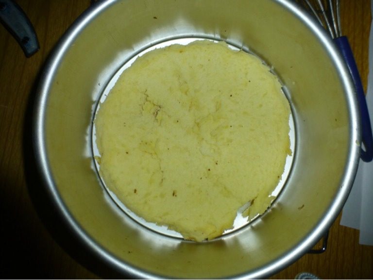 菠萝慕斯蛋糕（8寸）,模具底下先放一层戚风蛋糕，再放一层慕斯糊，再放一层戚风蛋糕，最后一层是慕斯糊