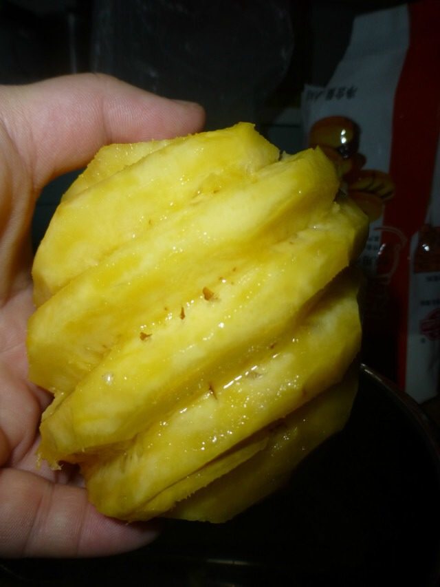 菠萝花干,先把<a style='color:red;display:inline-block;' href='/shicai/ 597'>菠萝</a>削皮，用温盐水泡10到15分钟拿出