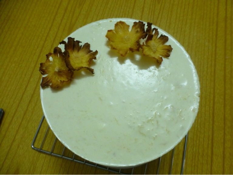 菠萝花干,放进烤箱，用100度的低温烤1个小时即可，可以当零食食用，也可以用来装饰蛋糕