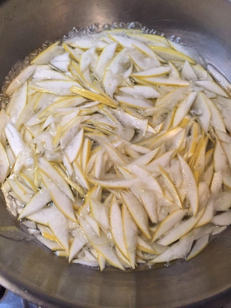 自制蜂蜜柠檬柚子茶,下锅煮柚子皮10分钟,用清水浸泡捞出。