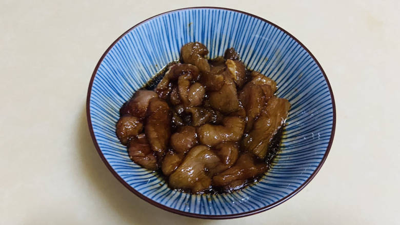 冬瓜瘦肉汤,瘦肉放入碗中,加入少许生抽、料酒、胡椒粉、生粉抓匀腌制片刻