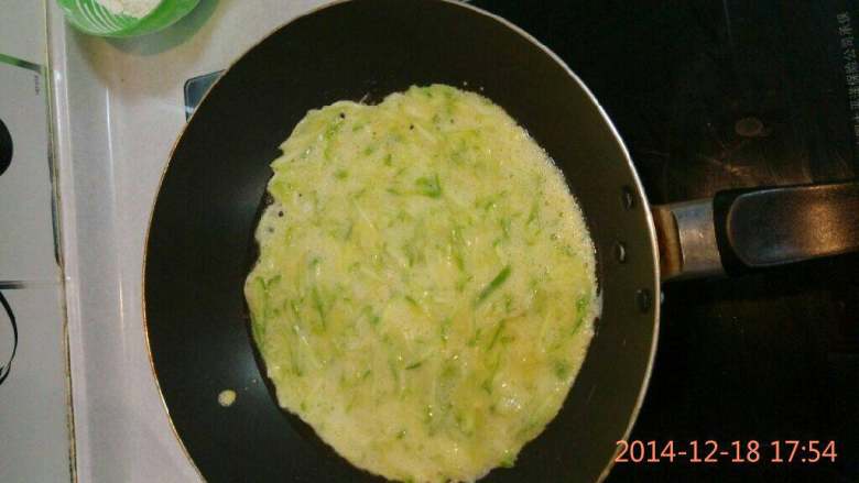 角瓜饼,取一平底锅,放油油热,加入拌好的角瓜糊,