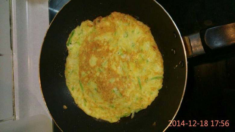 角瓜饼,一面煎黄翻面煎另一面,至煎熟