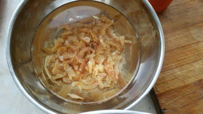 土豆营养汤,小海米温水浸泡