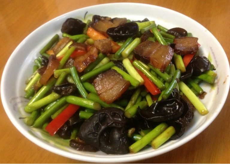 蒜苗木耳炒腊肉