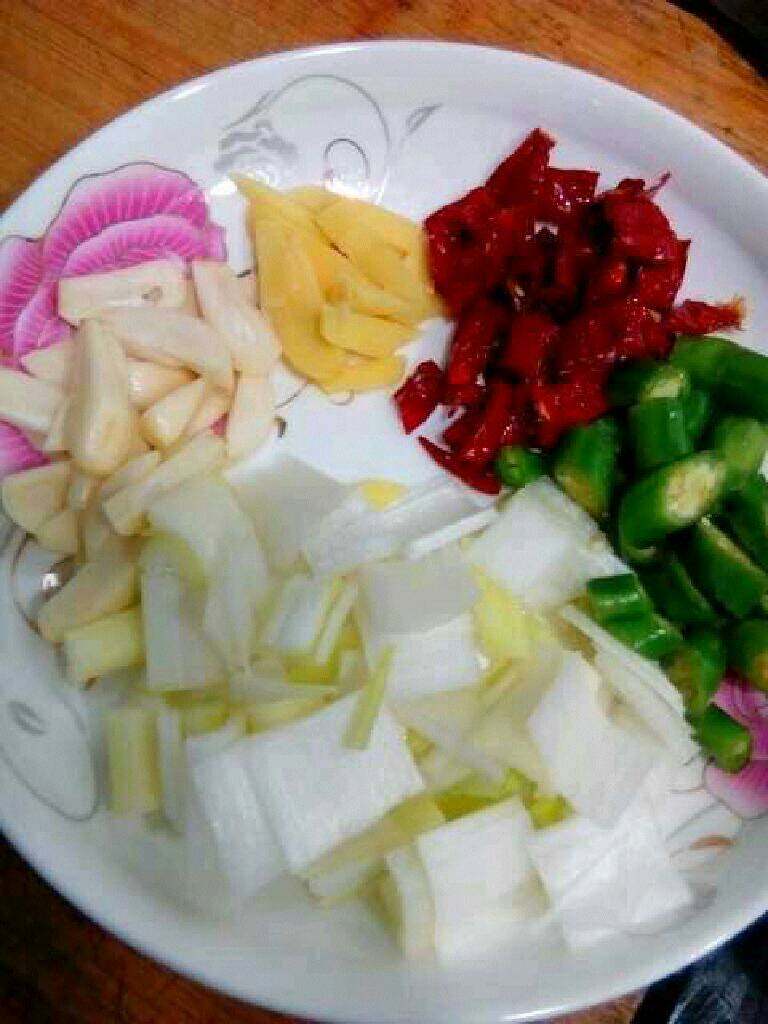 家庭版【宫保鸡丁】,准备好的配料都切好。