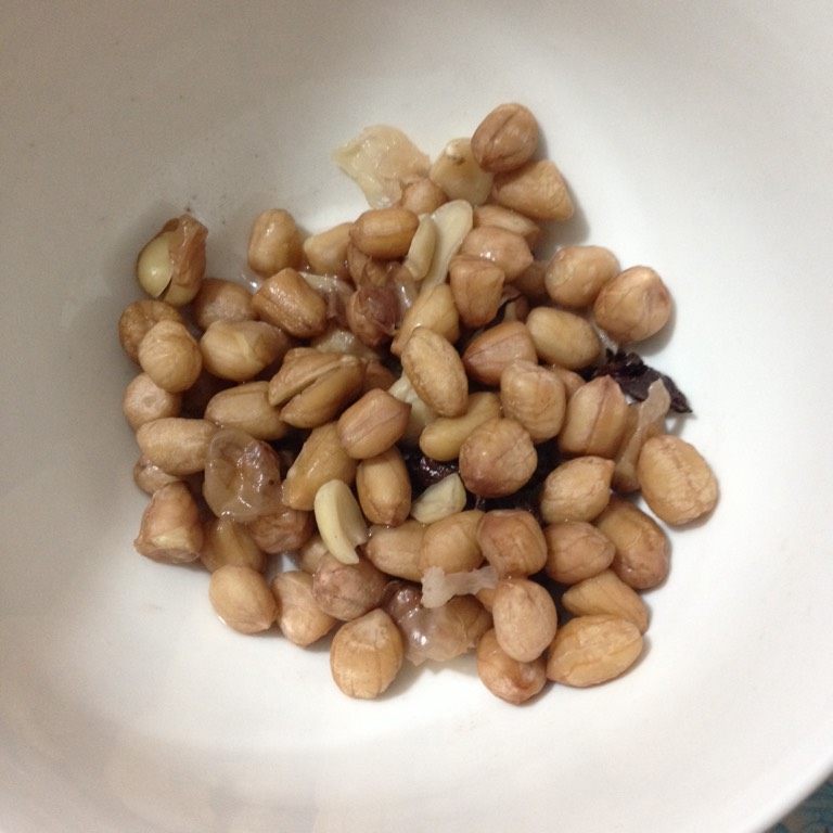 花生芹菜胡萝卜拌核桃仁,如图花生用大料煮水