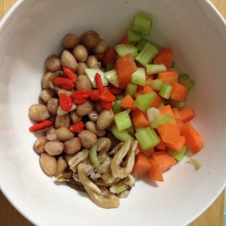 花生芹菜胡萝卜拌核桃仁,如图加入以上食材,加入香油,盐即可