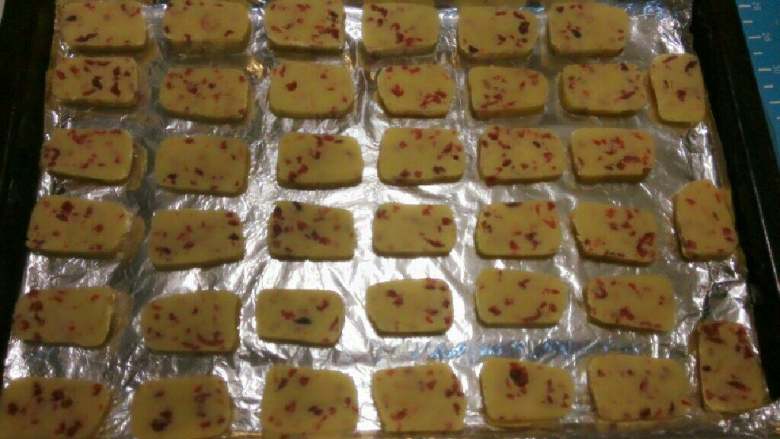蔓越梅饼干,烤盘放油纸或锡纸,将饼干摆好。