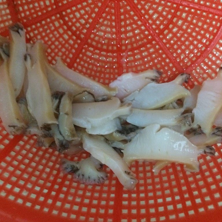 鲍鱼炖蛋,如图<a style='color:red;display:inline-block;' href='/shicai/ 203'>鲍鱼</a>处理干净，用50度左右的水稍微泡一下，切成薄片备用；
