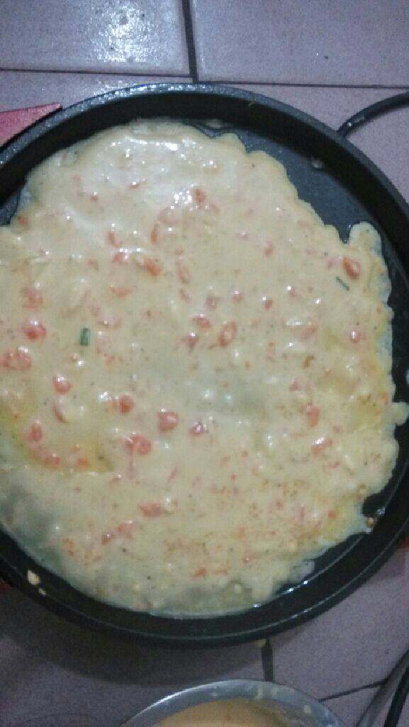 胡萝卜泥鸡蛋煎饼,倒入蛋糊,